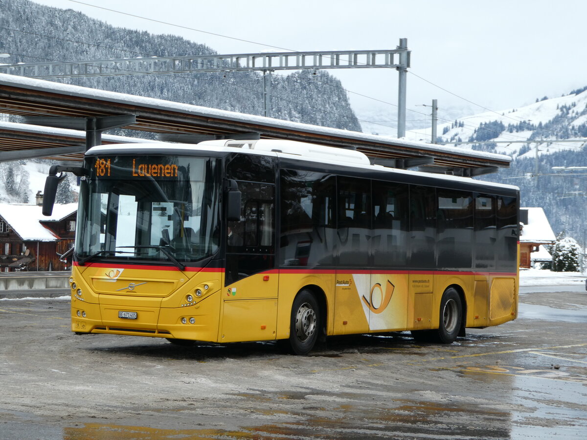 (243'861) - K�bli, Gstaad - BE 671'405 - Volvo (ex BE 21'779) am 13. Dezember 2022 beim Bahnhof Gstaad