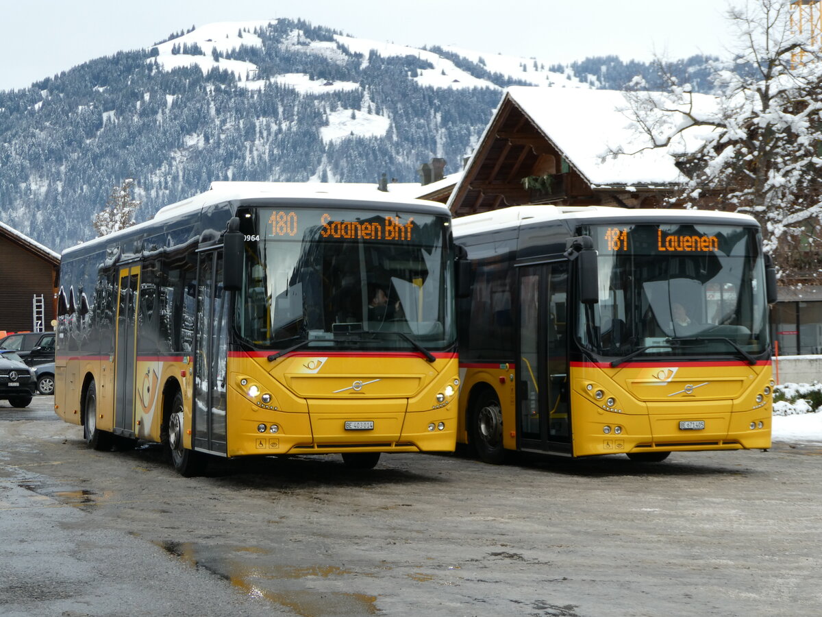 (243'864) - K�bli, Gstaad - BE 403'014 - Volvo am 13. Dezember 2022 beim Bahnhof Gstaad