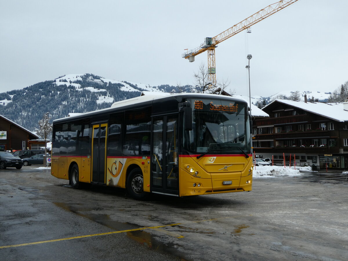 (243'865) - K�bli, Gstaad - BE 403'014 - Volvo am 13. Dezember 2022 beim Bahnhof Gstaad