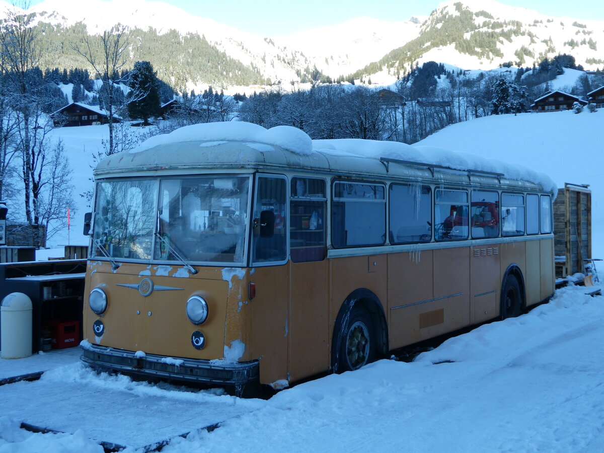 (243'989) - Bus Stop, Grindelwald - Nr. 5 - FBW/R&J (ex Schuler, Orpund; ex Tramverein, Bern; ex Meier, Studen; ex Sch�r, Aegerten; ex ABM Meinisberg Nr. 5; ex ABM Meinisberg Nr. 1) am 18. Dezember 2022 in Grindelwald, Steinacher