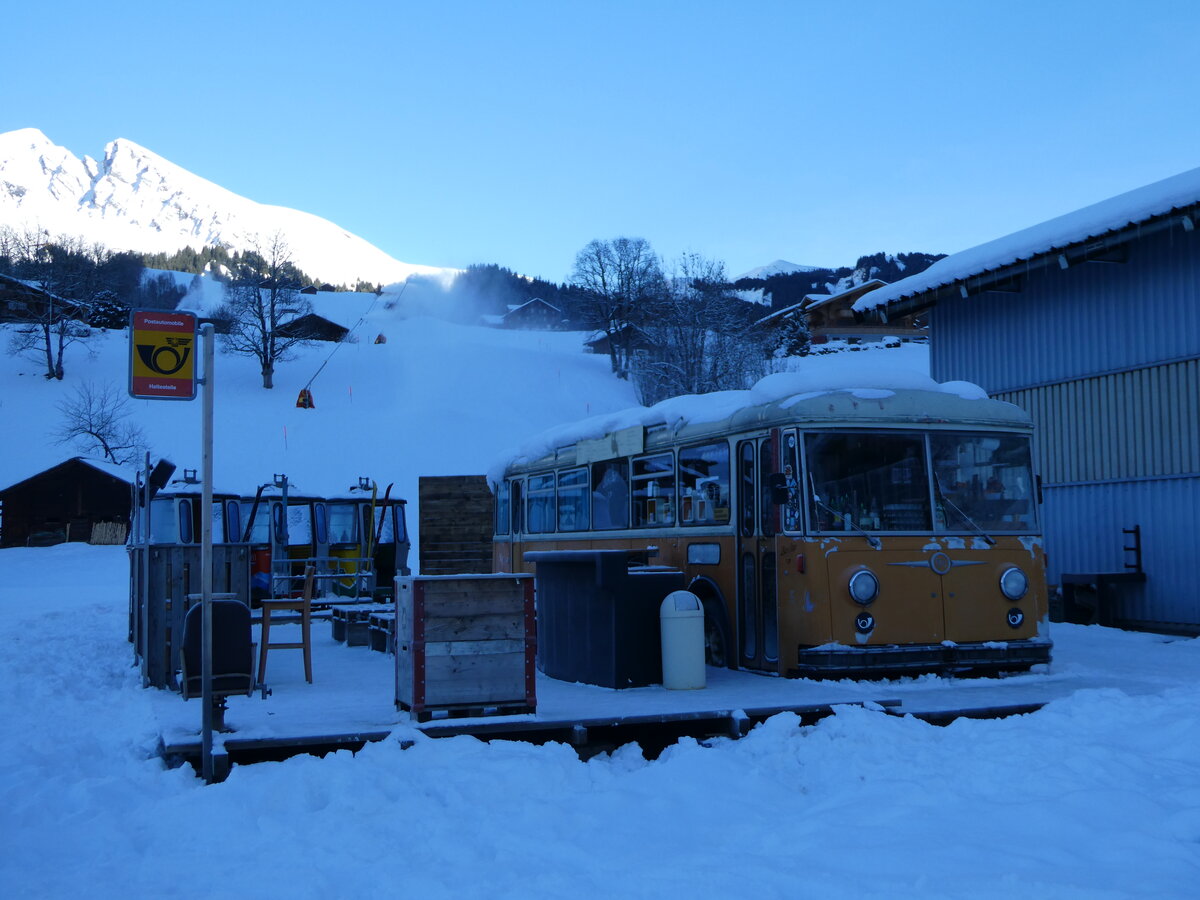 (243'993) - Bus Stop, Grindelwald - Nr. 5 - FBW/R&J (ex Schuler, Orpund; ex Tramverein, Bern; ex Meier, Studen; ex Sch�r, Aegerten; ex ABM Meinisberg Nr. 5; ex ABM Meinisberg Nr. 1) am 18. Dezember 2022 in Grindelwald, Steinacher