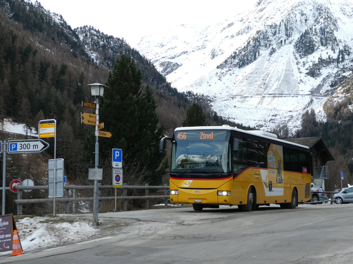 (244'139) - TSAR, Sierre - VS 132'779 - Irisbus (ex PostAuto Wallis Nr. 17) am 26. Dezember 2022 in Grimentz, T�l�cabine 