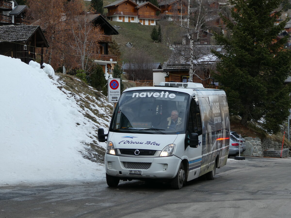 (244'140) - L'Oiseau Bleu, Sierre - VS 77'470 - Irisbus/Rosero am 26. Dezember 2022 in Grimentz, T�l�cabine