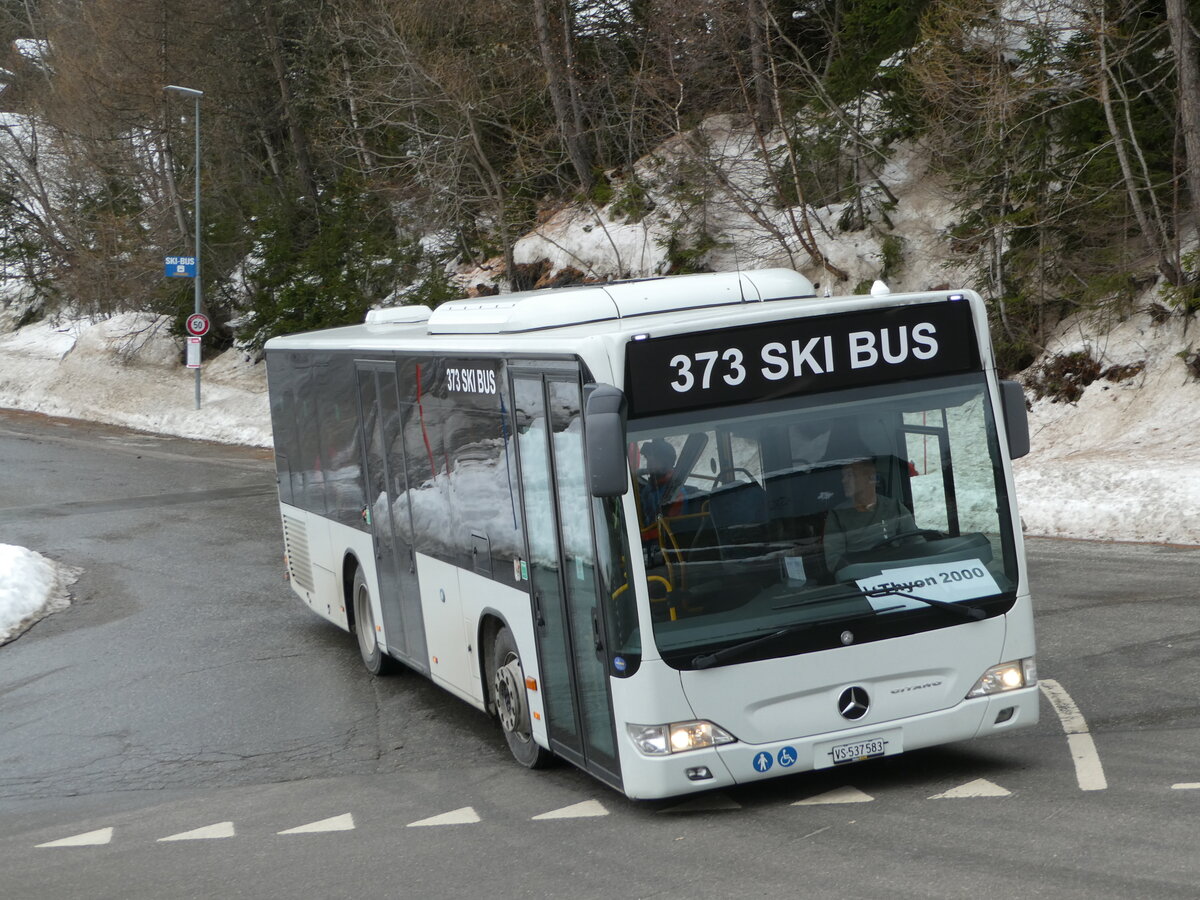 (244'179) - Interbus, Kerzers - VS 537'583 - Mercedes (ex DRB Ingoldstadt/D) am 26. Dezember 2022 in Les Collons, Crois�e (Einsatz Theytaz)