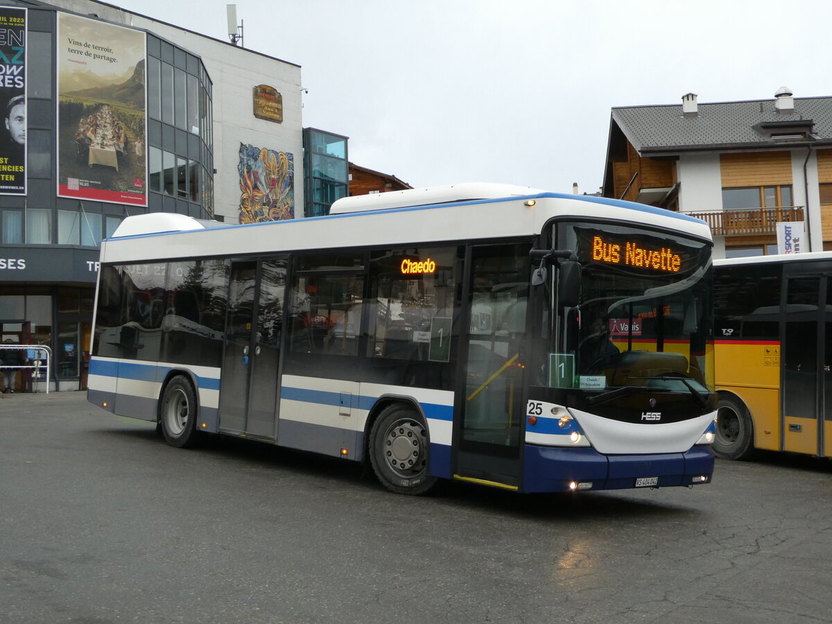 (244'204) - Lathion, Sion - Nr. 25/VS 404'042 - Scania/Hess (ex AHW Horgen; ex ZVB Zug Nr. 140) am 26. Dezember 2022 in Haute-Nendaz, T�l�cabine