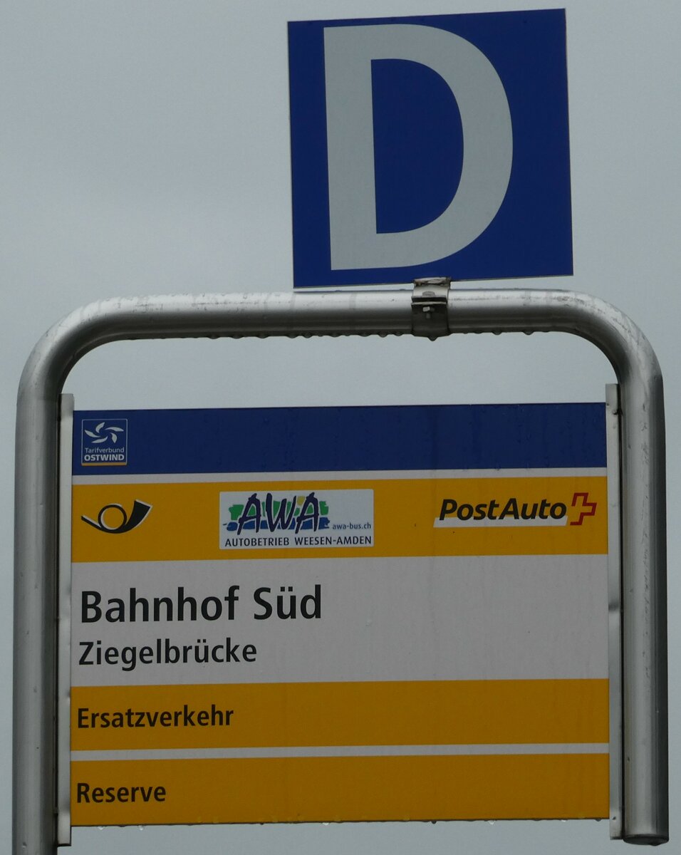 (244'405) - PostAuto/AWA-Haltestellenschild - Ziegelbr�cke, Bahnhof S�d - am 3. Januar 2023
