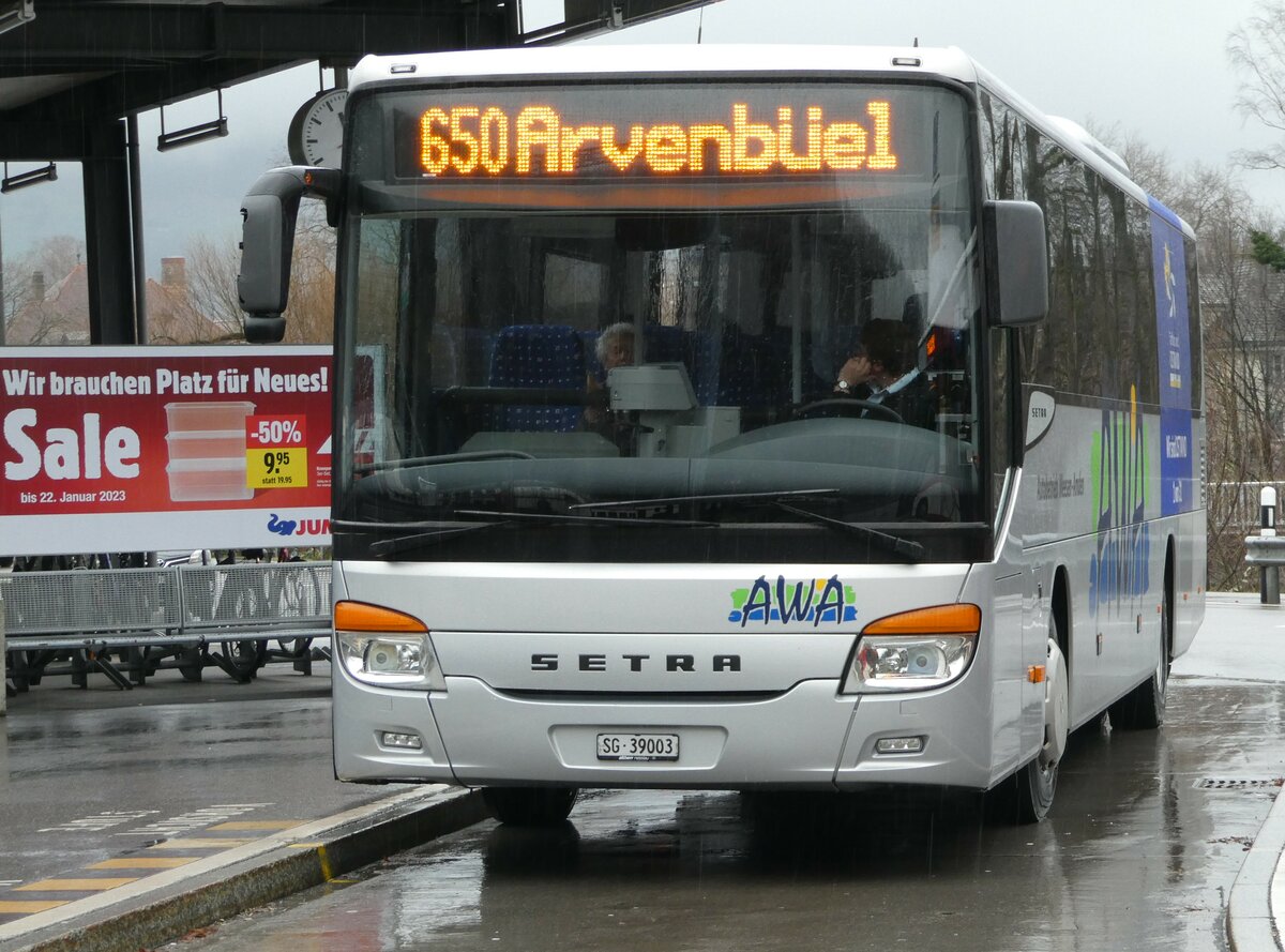 (244'411) - AWA Amden - Nr. 3/SG 39'003 - Setra am 3. Januar 2023 beim Bahnhof Ziegelbr�cke