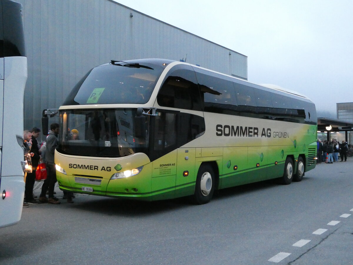 (244'486) - Sommer, Gr�nen - BE 30'306 - Neoplan am 7. Januar 2023 beim Bahnhof Frutigen