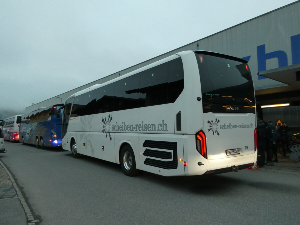 (244'496) - Scheiben, Emmenmatt - BE 15'437 - MAN am 7. Januar 2023 beim Bahnhof Frutigen