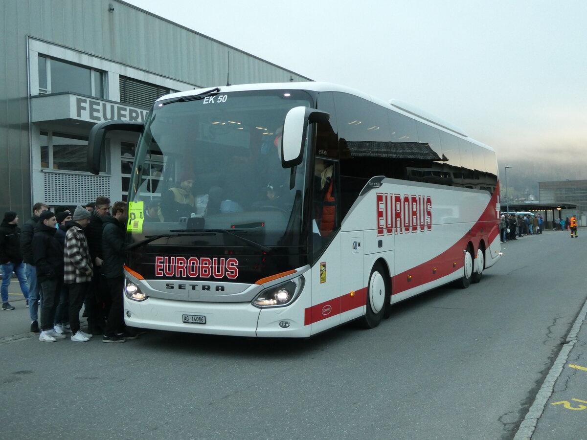 (244'543) - Knecht, Windisch - Nr. 50/AG 14'086 - Setra am 7. Januar 2023 beim Bahnhof Frutigen