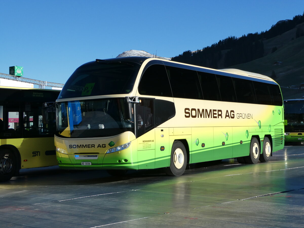(244'597) - Sommer, Gr�nen - BE 30'306 - Neoplan am 7. Januar 2023 in Adelboden, Weltcup