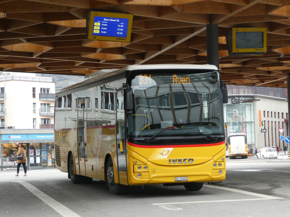 (244'969) - Ev�quoz, Erde - VS 33'101/PID 11'505 - Iveco am 11. Januar 2023 beim Bahnhof Sion