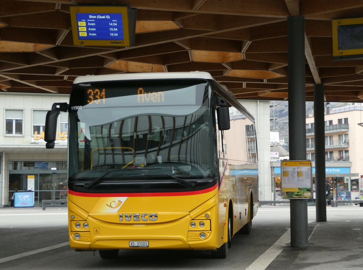 (244'973) - Ev�quoz, Erde - VS 33'101/PID 11'505 - Iveco am 11. Januar 2023 beim Bahnhof Sion