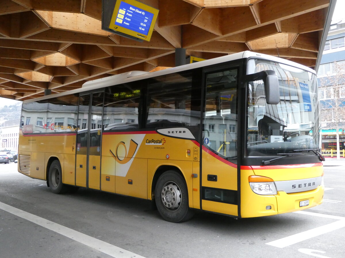 (244'990) - Ev�quoz, Erde - VS 16'098/PID 4499 - Setra am 11. Januar 2023 beim Bahnhof Sion
