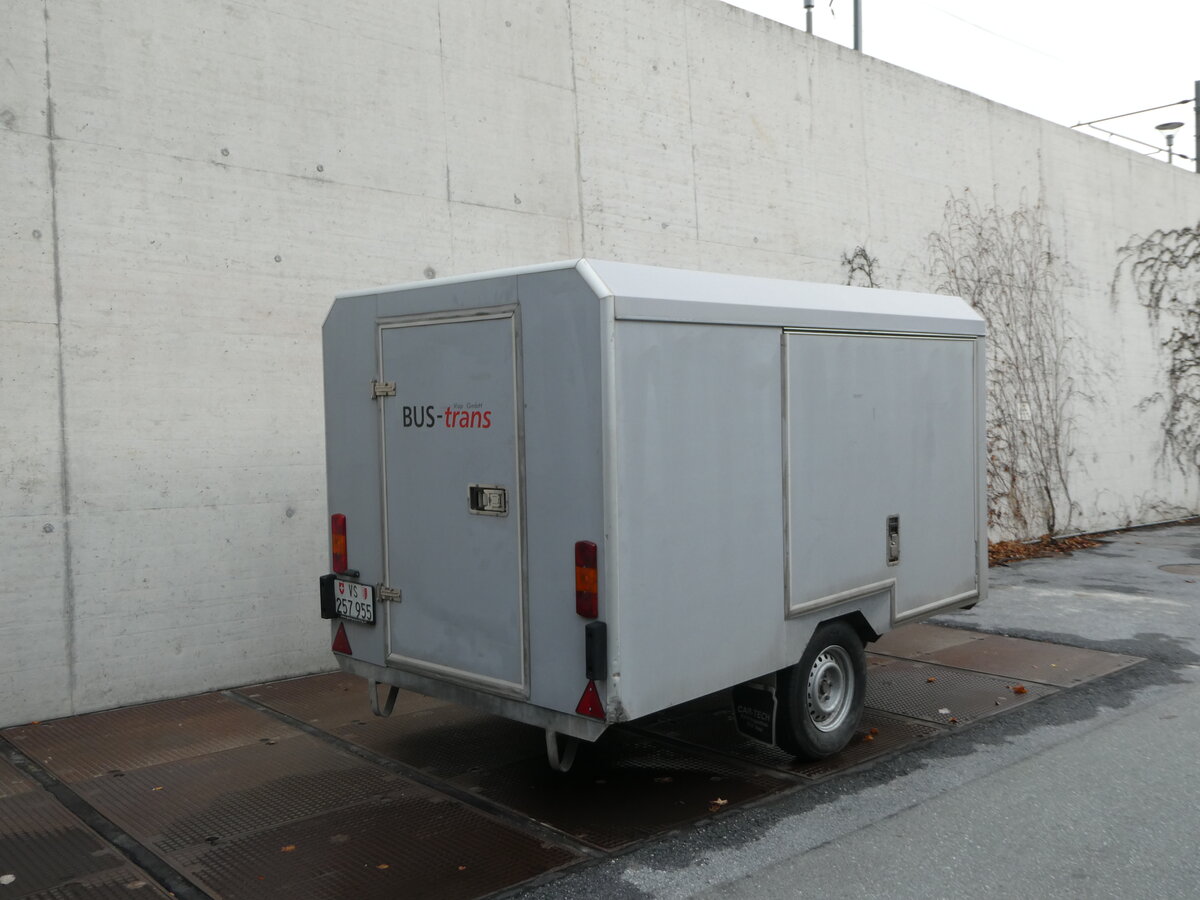 (245'013) - BUS-trans, Visp - VS 257'955 - Car-Tech Gep�ckanh�nger am 14. Januar 2023 beim Bahnhof Visp