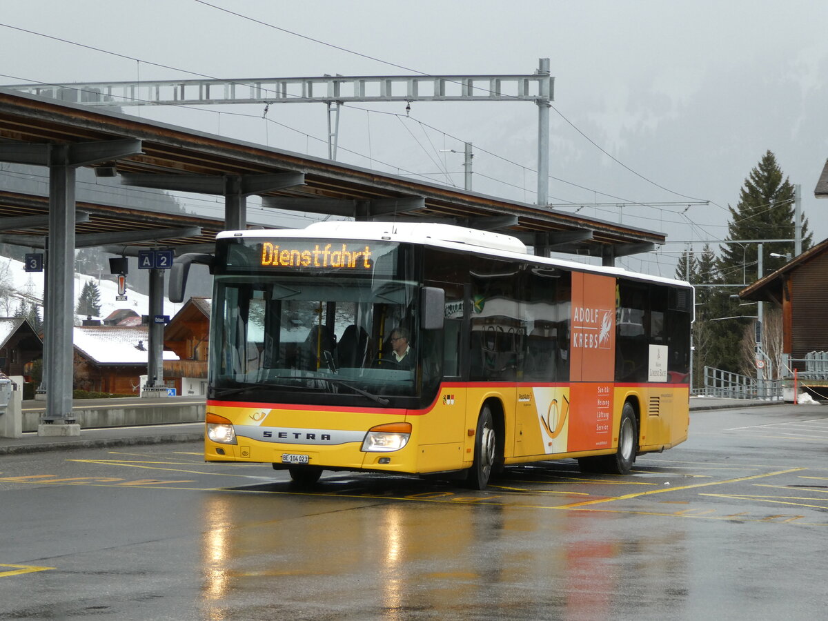 (245'065) - K�bli, Gstaad - BE 104'023/PID 5203 - Setra (ex Nr. 1) am 15. Januar 2023 beim Bahnhof Gstaad