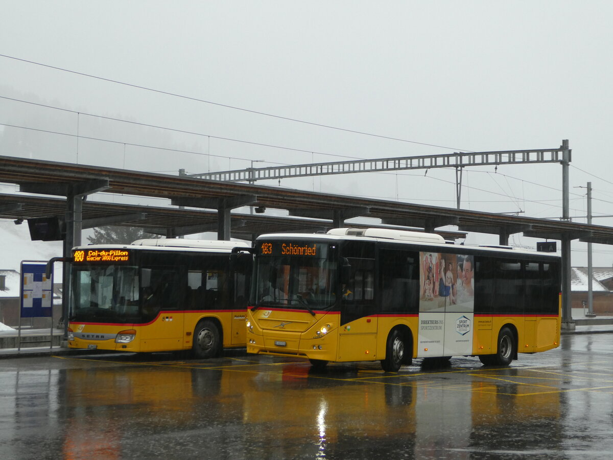 (245'067) - K�bli, Gstaad - BE 403'014/PID 10'964 - Volvo am 15. Januar 2023 beim Bahnhof Gstaad