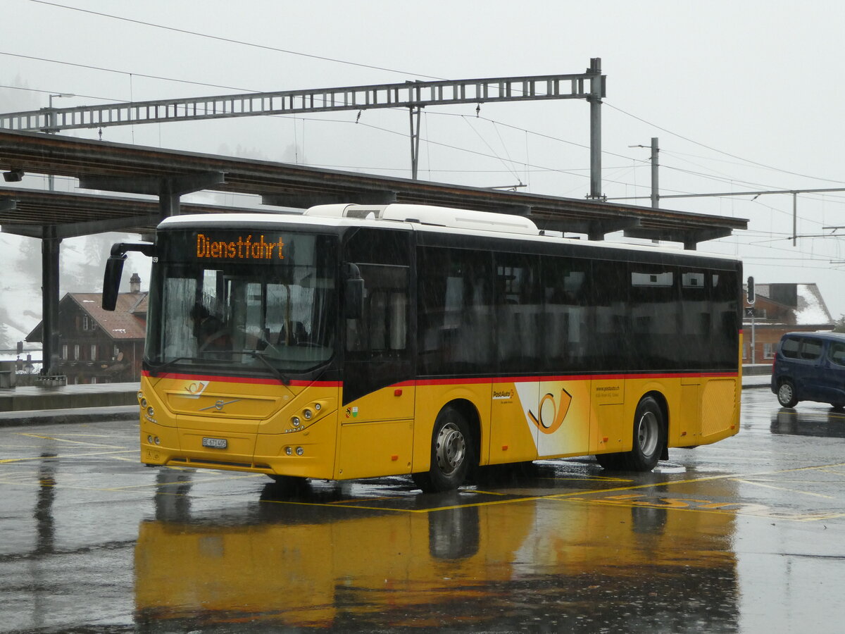 (245'070) - K�bli, Gstaad - BE 671'405/PID 11'459 - Volvo (ex BE 21'779) am 15. Januar 2023 beim Bahnhof Gstaad