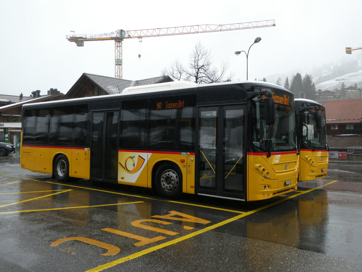 (245'075) - K�bli, Gstaad - BE 235'726/PID 10'535 - Volvo am 15. Januar 2023 beim Bahnhof Gstaad
