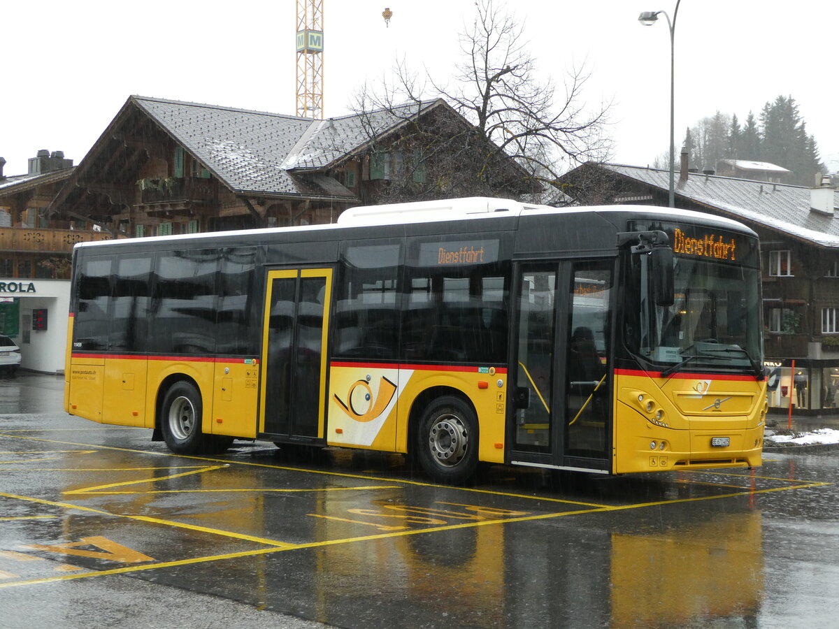 (245'078) - K�bli, Gstaad - BE 671'405/PID 11'459 - Volvo (ex BE 21'779) am 15. Januar 2023 beim Bahnhof Gstaad