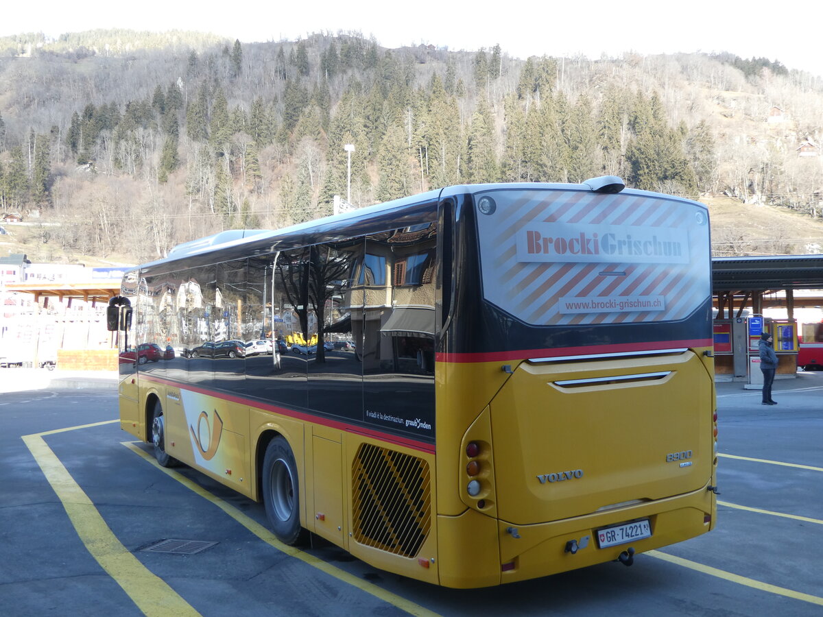 (245'106) - PostAuto Graub�nden - Nr. 1/GR 74'221/PID 10'930 - Volvo (ex Fontana, Ilanz Nr. 1) am 18. Januar 2023 beim Bahnhof Ilanz