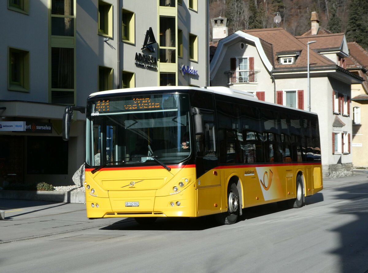 (245'107) - PostAuto Graub�nden - Nr. 4/GR 162'982/PID 10'449 - Volvo (ex Fontana, Ilanz Nr. 4) am 18. Januar 2023 in Ilanz, Poststrasse