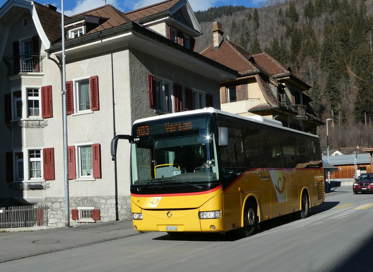 (245'115) - PostAuto Graub�nden - Nr. 17/GR 158'724/PID 5164 - Irisbus (ex Fontana, Ilanz Nr. 27; ex Fontana, Ilanz Nr. 7) am 18. Januar 2023 in Ilanz, Poststrasse 