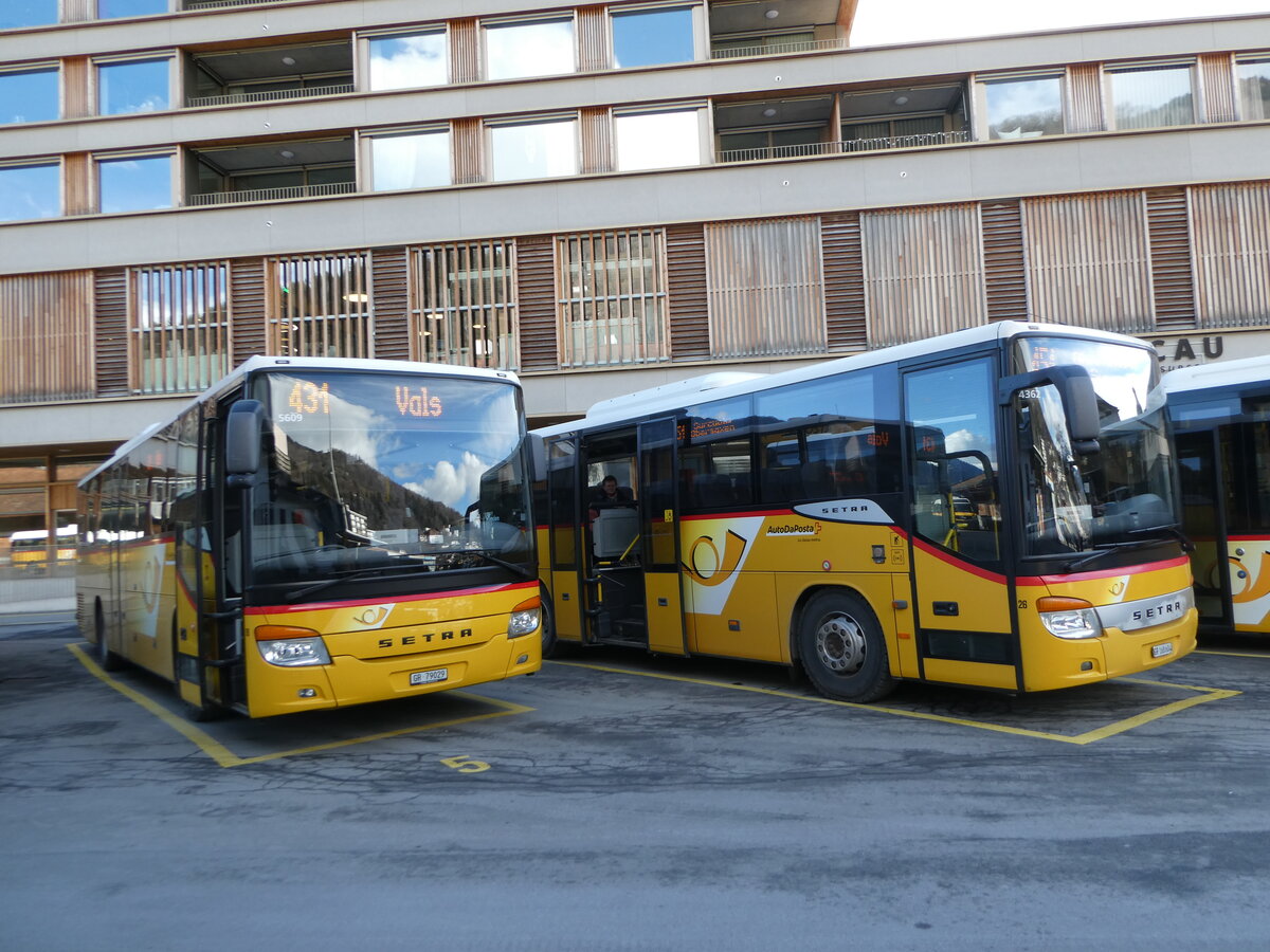 (245'148) - PostAuto Graub�nden - Nr. 18/GR 79'029/PID 5609 - Setra (ex Fontana, Ilanz Nr. 18; ex Fontana, Ilanz Nr. 7) + Nr. 26/GR 168'604/PID 4362 - Setra (ex Terretaz, Zernez; ex Gessinger, Bad Ragaz) am 18. Januar 2023 beim Bahnhof Ilanz 