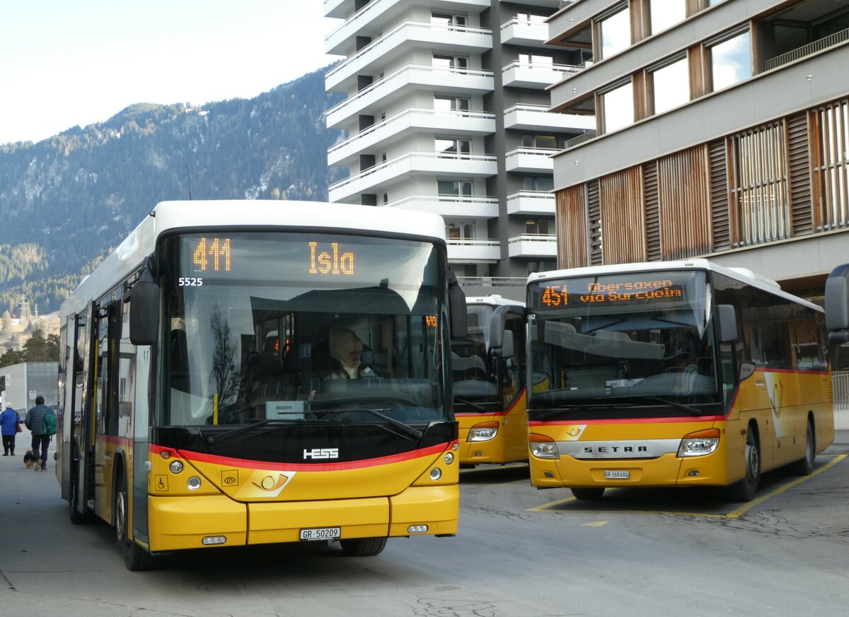 (245'168) - PostAuto Graub�nden - Nr. 9/GR 50'209/PID 5525 - Scania/Hess (ex Fontana, Ilanz Nr. 9) + Nr. 26/GR 168'604/PID 4362 - Setra (ex Terretaz, Zernez; ex Gessinger, Bad Ragaz) am 18. Januar 2023 beim Bahnhof Ilanz