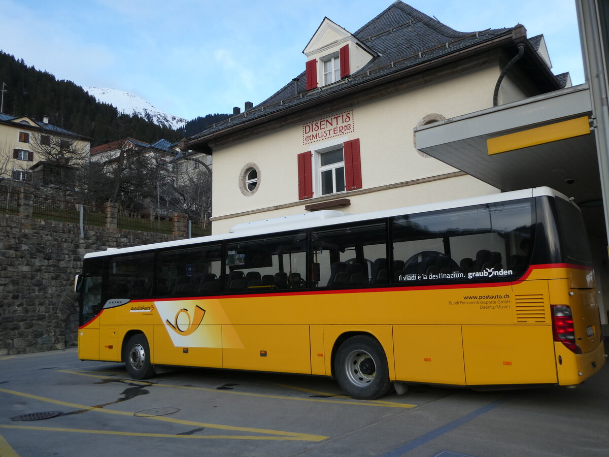(245'182) - Bundi, Disentis - GR 102'982/PID 5619 - Setra am 18. Januar 2023 beim Bahnhof Disentis