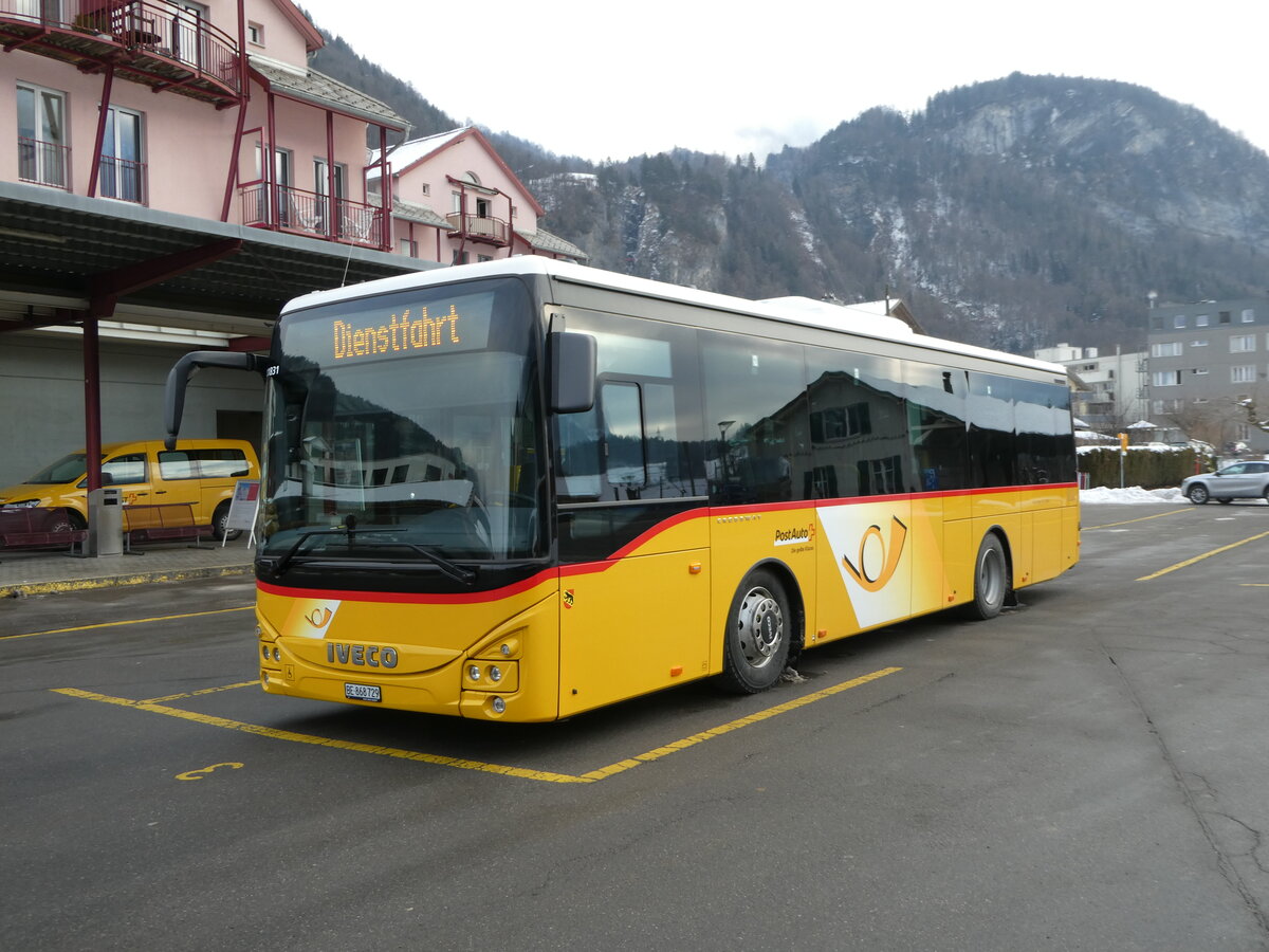 (245'329) - Fl�ck, Brienz - Nr. 29/BE 868'729/PID 11'831 - Iveco am 25. Januar 2023 in Meiringen, Postautostation