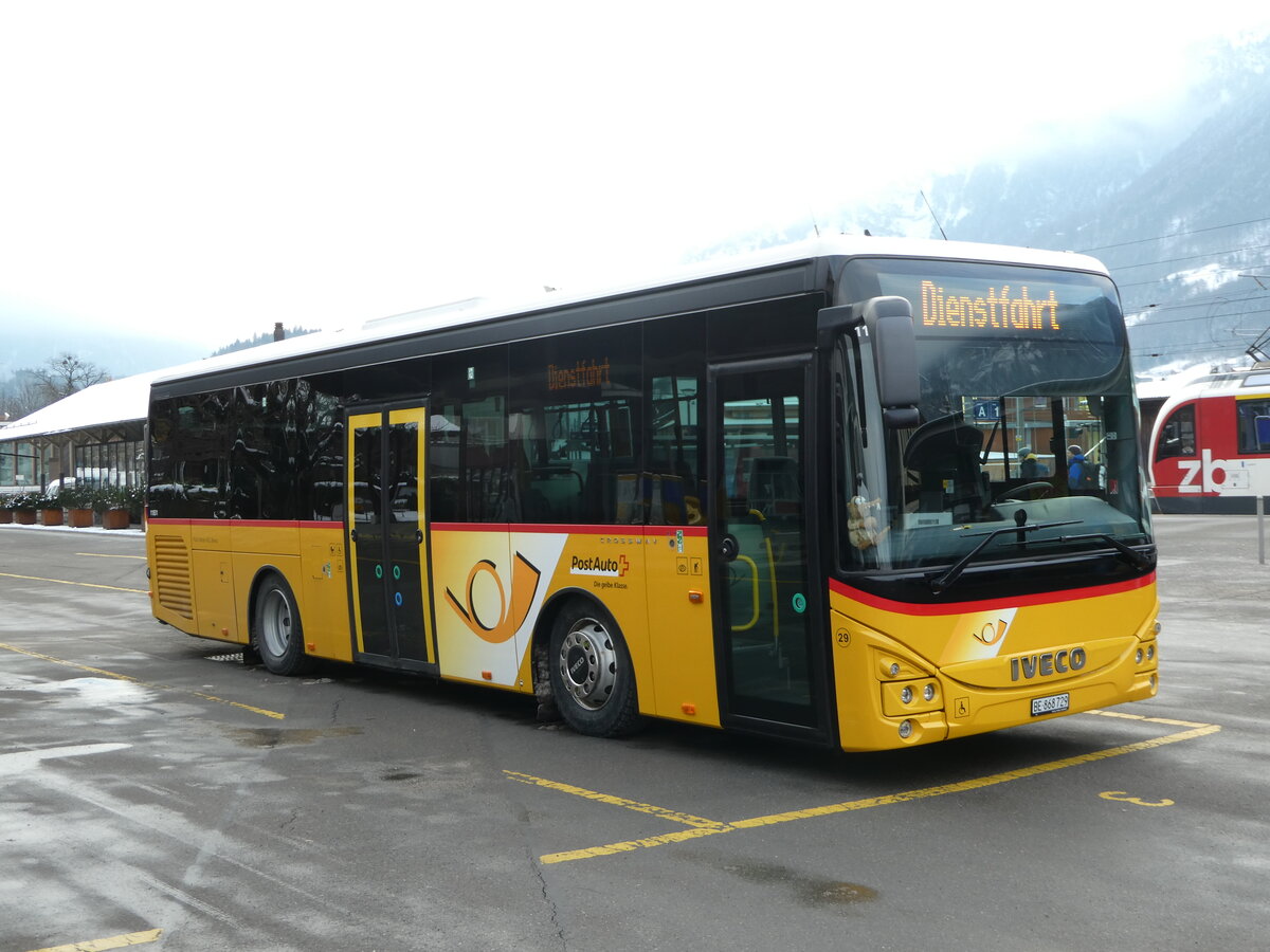 (245'330) - Fl�ck, Brienz - Nr. 29/BE 868'729/PID 11'831 - Iveco am 25. Januar 2023 in Meiringen, Postautostation