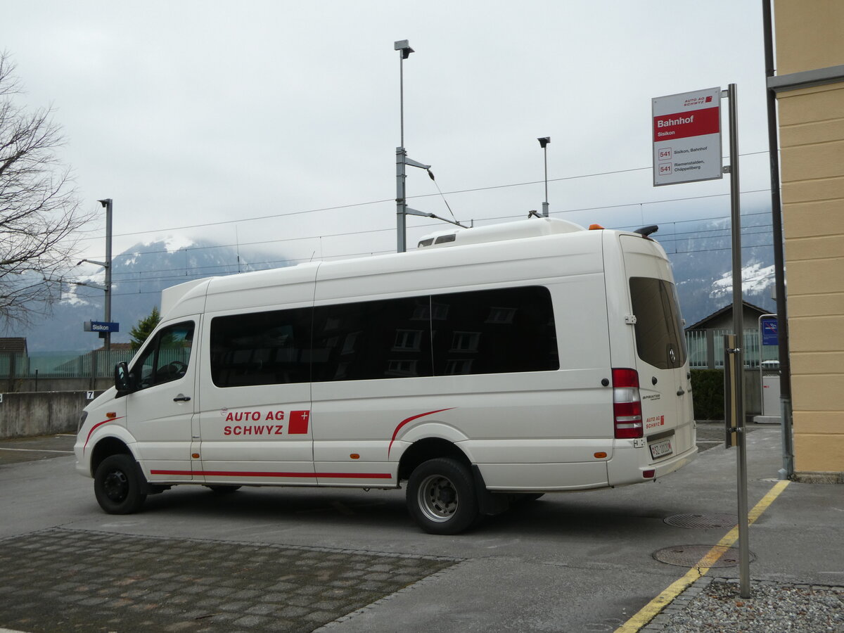 (245'420) - AAGS Schwyz - Nr. 20/SZ 10'120 - Mercedes am 25. Januar 2023 beim Bahnhof Sisikon