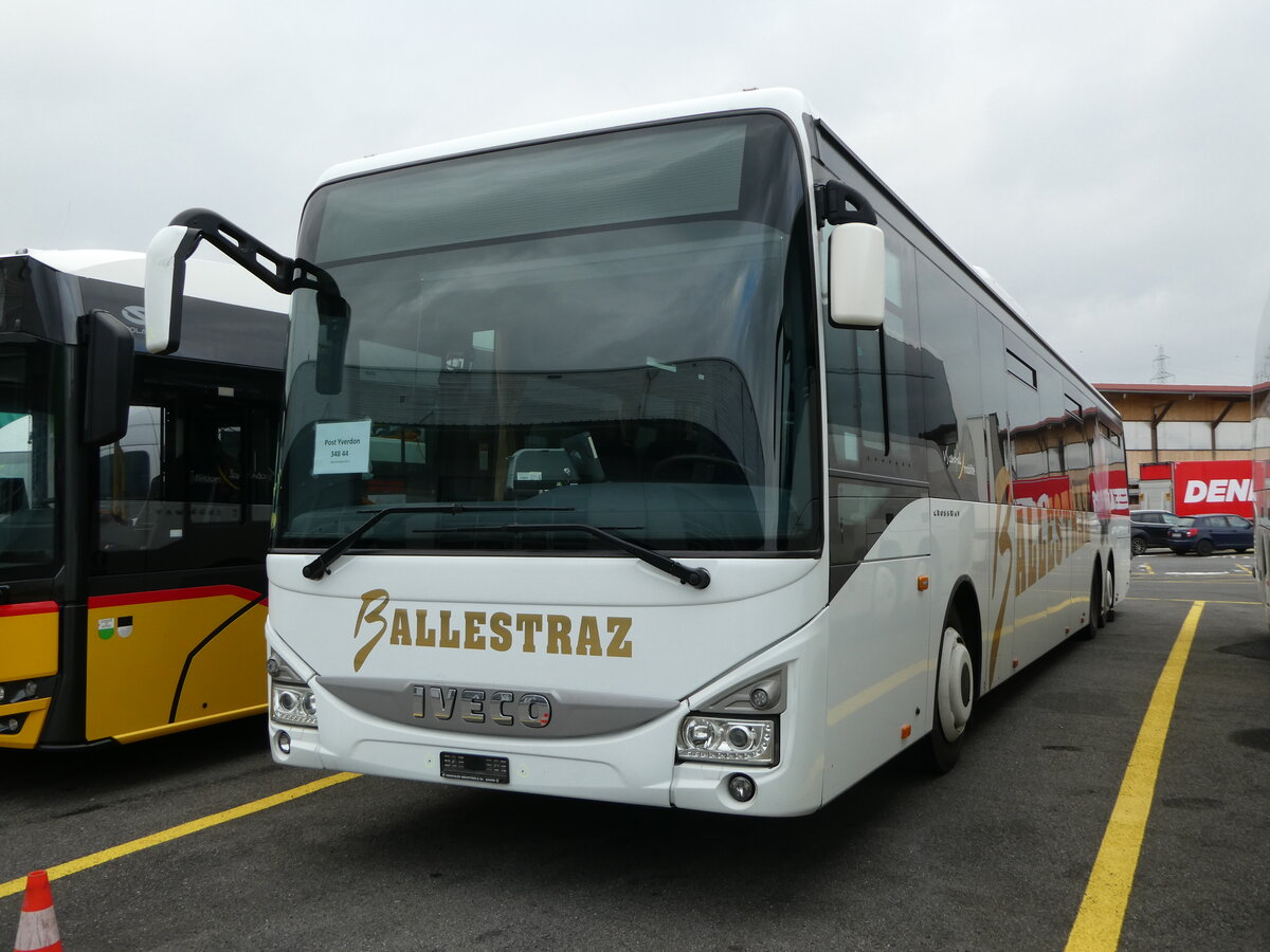 (245'490) - Ballestraz, Gr�ne - (VS 494'274) - Iveco (ex Vorf�hrfahrzeug Iveco France) am 28. Januar 2023 in Kerzers, Interbus