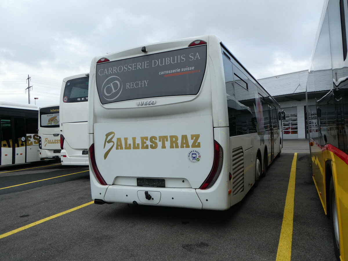 (245'496) - Ballestraz, Gr�ne - (VS 494'274) - Iveco (ex Vorf�hrfahrzeug Iveco France) am 28. Januar 2023 in Kerzers, Interbus