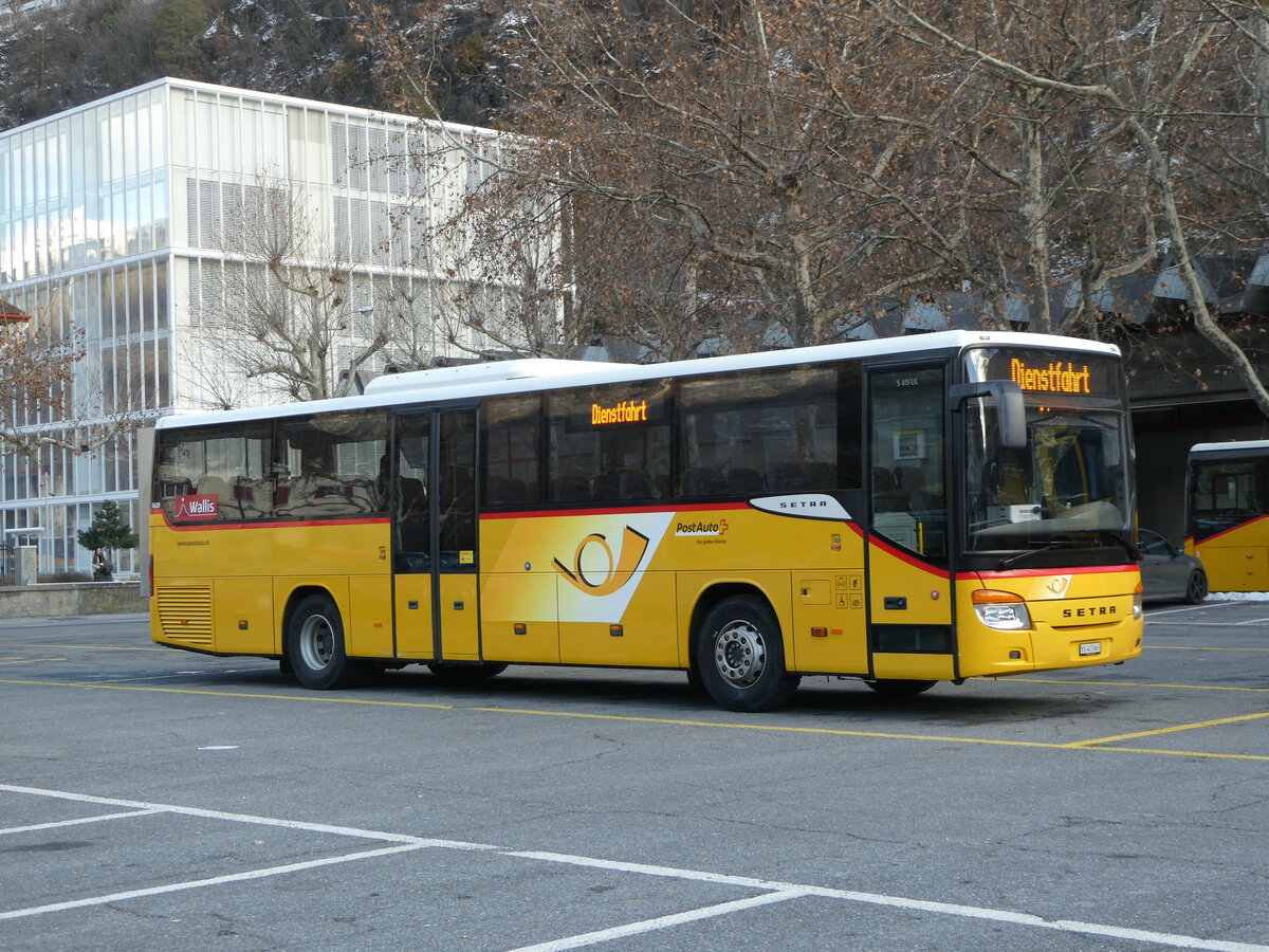(245'617) - PostAuto Wallis - VS 403'663/PID 5620 - Setra am 31. Januar 2023 beim Bahnhof Brig