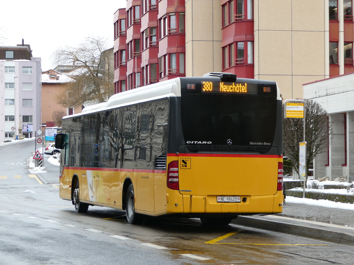 (245'646) - CarPostal Ouest - NE 98'420/PID 5451 - Mercedes am 2. Februar 2023 beim Bahnhof Le Locle