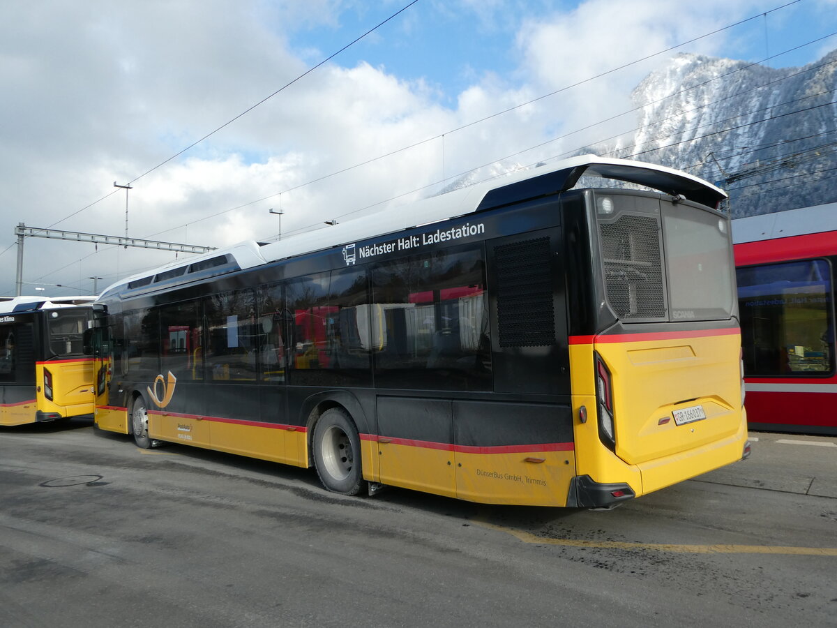 (245'873) - D�nser, Trimmis - GR 166'037/PID 11'894 - Scania am 6. Februar 2023 beim Bahnhof Untervaz-Trimmis