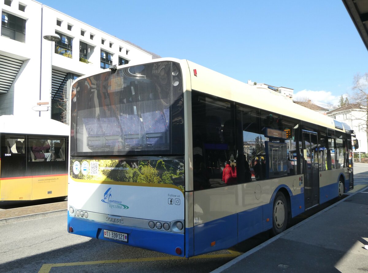 (245'953) - FART Locarno - Nr. 21/TI 339'121 - Solaris (ex Nr. 14) am 7. Februar 2023 beim Bahnhof Locarno