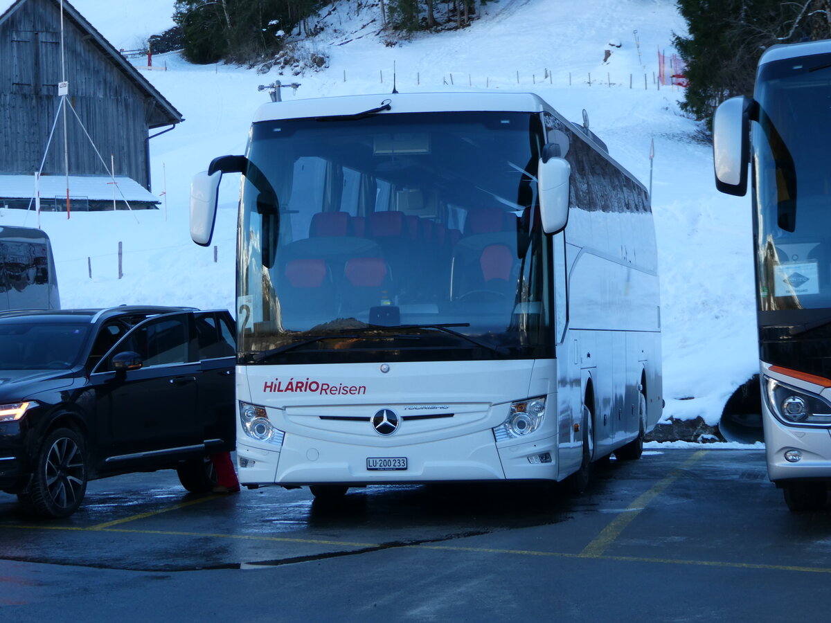 (246'097) - Hil�rio, Sch�tz - LU 200'233 - Mercedes am 14. Februar 2023 in Engelberg, Talstation Titlis