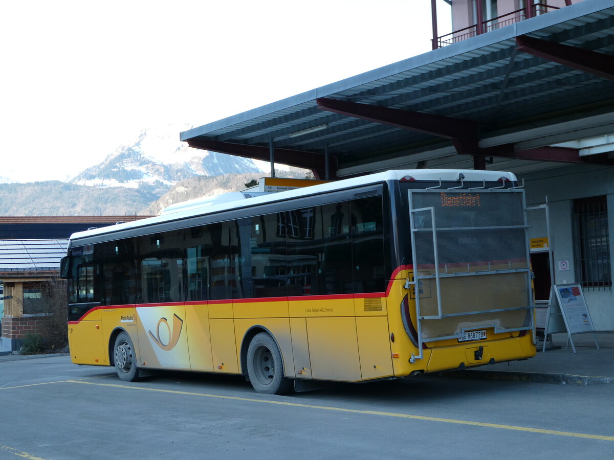 (246'186) - Fl�ck, Brienz - Nr. 28/BE 868'728/PID 11'830 - Iveco am 16. Februar 2023 in Meiringen, Postautostation