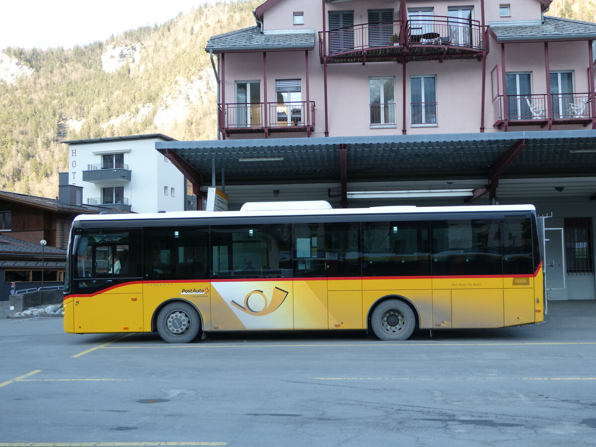 (246'187) - Fl�ck, Brienz - Nr. 28/BE 868'728/PID 11'830 - Iveco am 16. Februar 2023 in Meiringen, Postautostation