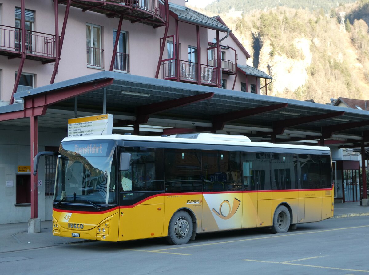 (246'188) - Fl�ck, Brienz - Nr. 28/BE 868'728/PID 11'830 - Iveco am 16. Februar 2023 in Meiringen, Postautostation
