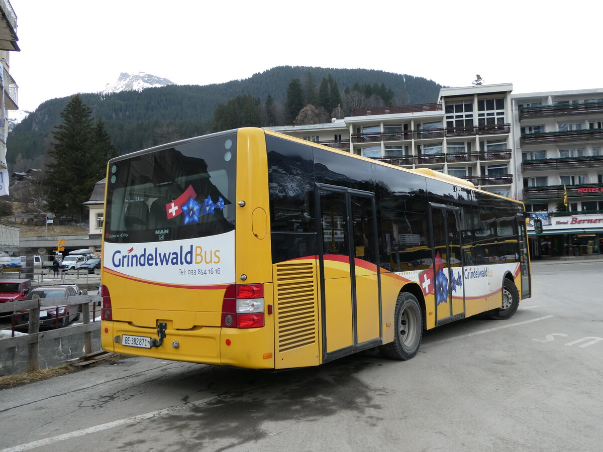 (246'218) - Grindelwaldbus, Grindelwald - Nr. 18/BE 382'871 - MAN/G�ppel am 17. Februar 2023 beim Bahnhof Grindelwald