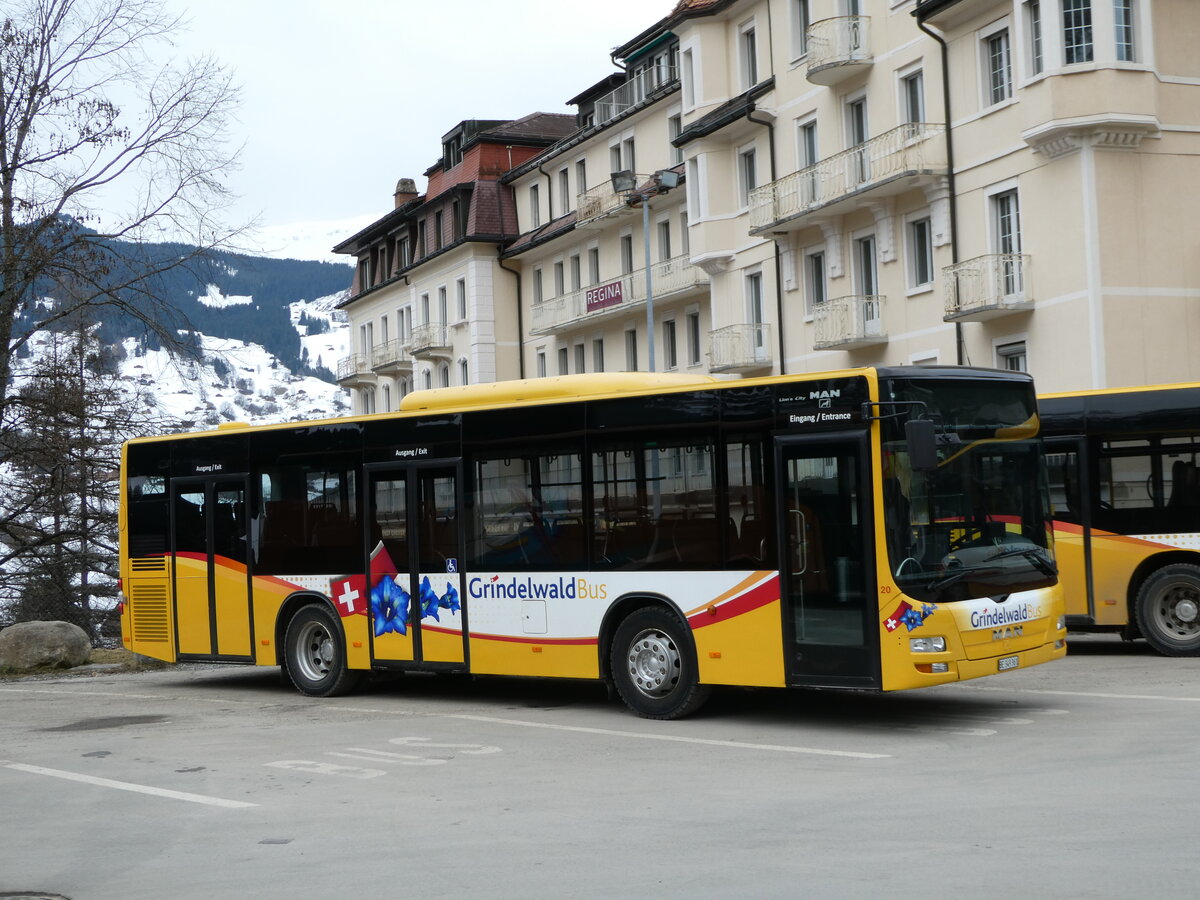 (246'234) - Grindelwaldbus, Grindelwald - Nr. 20/BE 349'361 - MAN/G�ppel am 17. Februar 2023 beim Bahnhof Grindelwald
