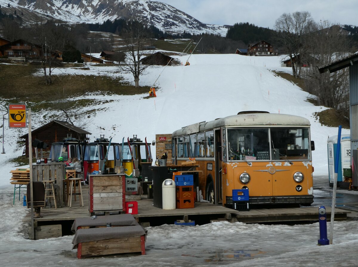 (246'263) - Bus Stop, Grindelwald - Nr. 5 - FBW/R&J (ex Schuler, Orpund; ex Tramverein, Bern; ex Meier, Studen; ex Sch�r, Aegerten; ex ABM Meinisberg Nr. 5; ex ABM Meinisberg Nr. 1) am 17. Februar 2023 in Grindelwald, Steinacher