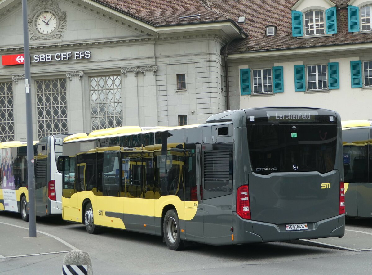 (246'776) - STI Thun - Nr. 412/BE 810'412 - Mercedes am 2. M�rz 2023 beim Bahnhof Thun