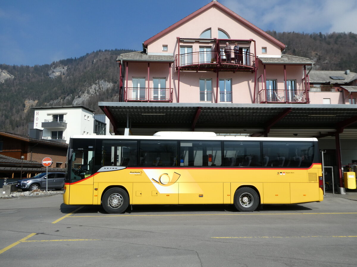 (246'784) - PostAuto Bern - BE 401'465/PID 4715 - Setra (ex AVG Meiringen Nr. 65) am 2. M�rz 2023 in Meiringen, Postautostation