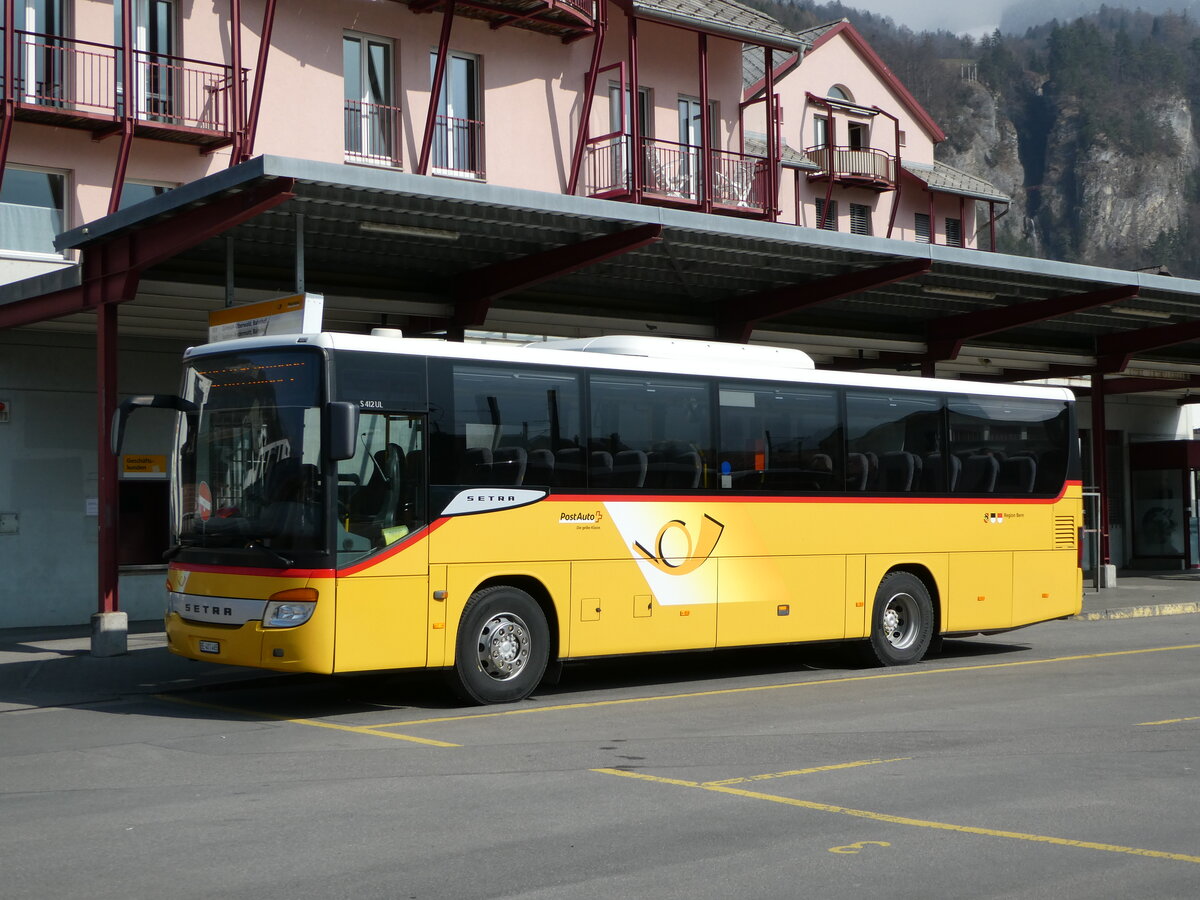 (246'785) - PostAuto Bern - BE 401'465/PID 4715 - Setra (ex AVG Meiringen Nr. 65) am 2. M�rz 2023 in Meiringen, Postautostation