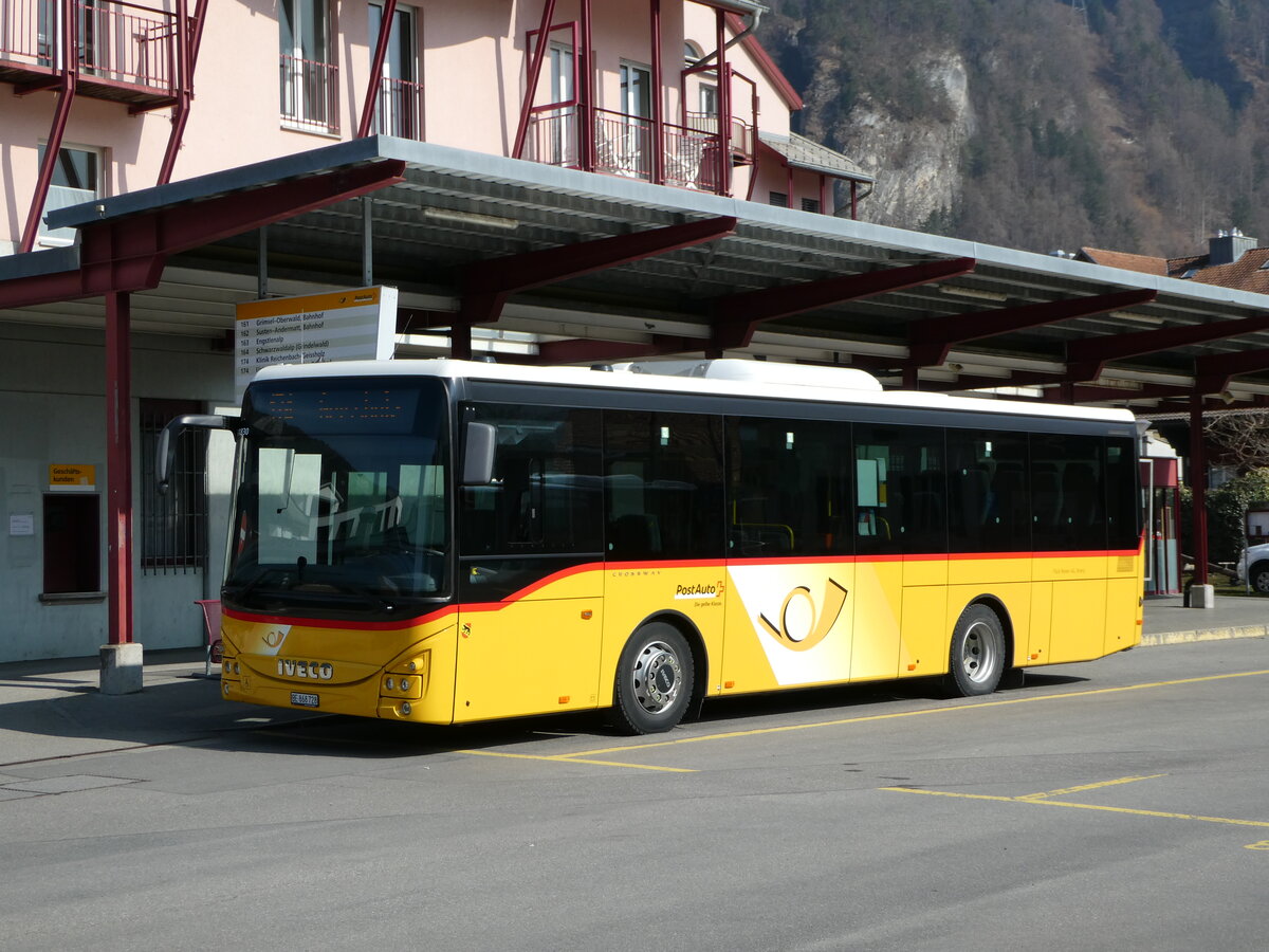 (246'790) - Fl�ck, Brienz - Nr. 28/BE 868'728/PID 11'830 - Iveco am 2. M�rz 2023 in Meiringen, Postautostation